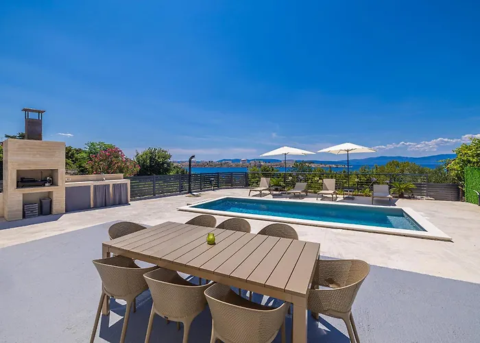 Lamar S Privatnim Bazenom I Pogledom Na Omisalj