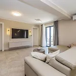 Apartment Lamar S Privatnim Bazenom I Pogledom Na Omišalj