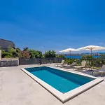 Apartment Lamar S Privatnim Bazenom I Pogledom Na Omišalj