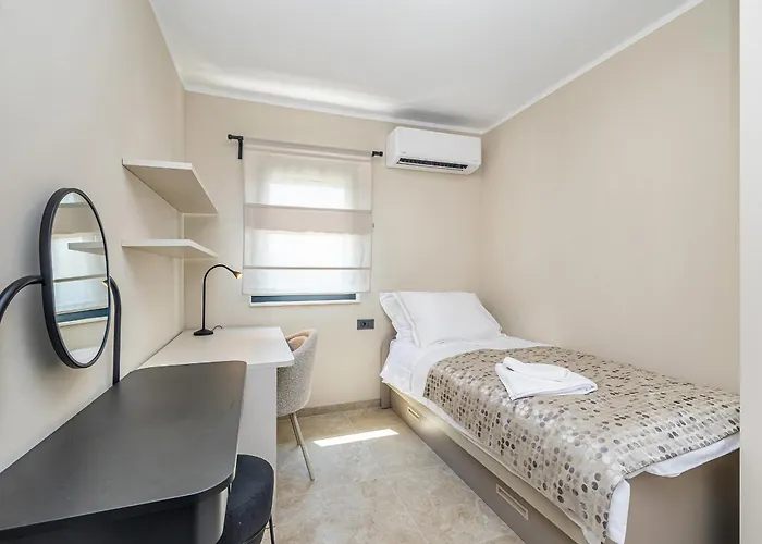 Apartamento Lamar S Privatnim Bazenom I Pogledom Na *