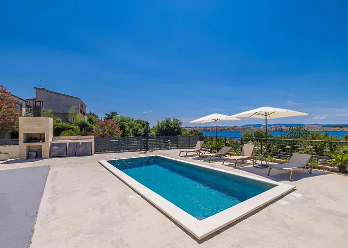 Apartamento Lamar S Privatnim Bazenom I Pogledom Na Omišalj